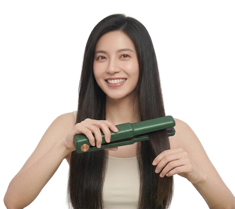 Mujer usando la plancha de estilizado OVALUR